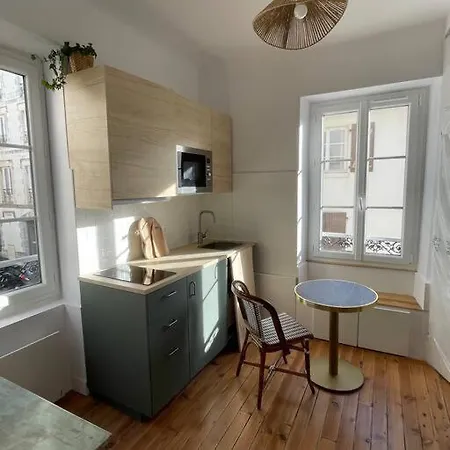 Apartment 2 Min Halles, 3 Min Plages, Plein Centre.